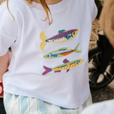 Overdimensioneret børnet-shirt – hvid med fiskemotiv